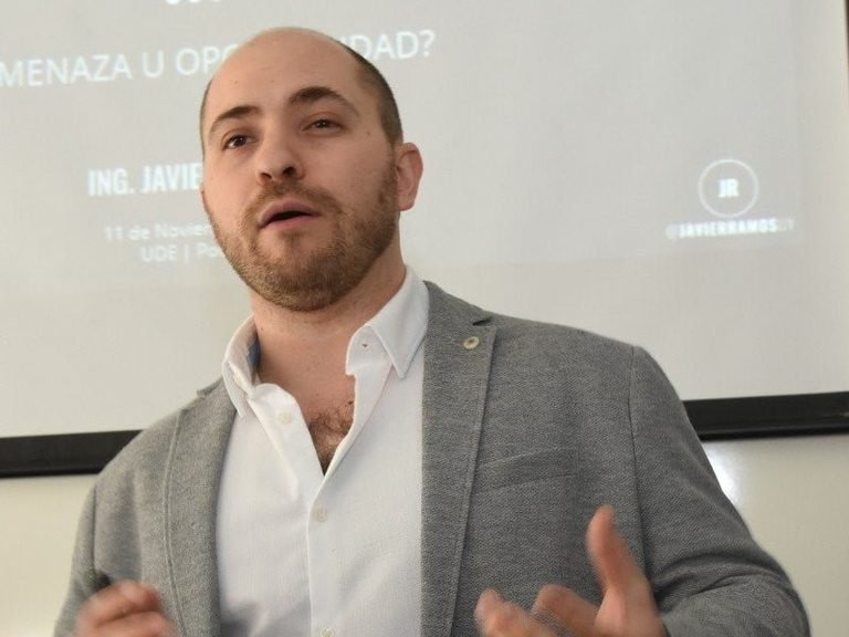 Javier Ramos giving a seminar at UDE