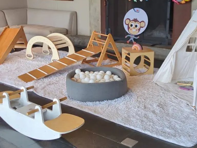 Espacio Bajitos soft play with teepee, ball pit and Pikler set